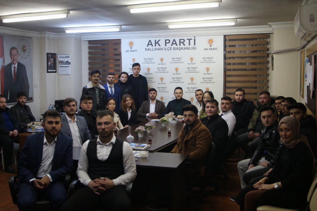 Nallıhan'dayız.🙋🏻‍♂️

İlk defa oy kullanacak genç arkadaşlarımızla bir araya geldik. 

Hedef ve ihtiyaçlarımızı istişare ettiğimiz ilçe gençlik kolları toplantımızı gerçekleştirdik.

<a href="/akgencnllhn/">AK Gençlik Nallıhan</a> 💯