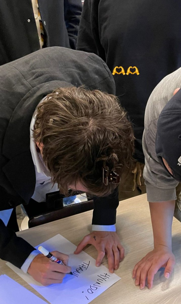 TheHarryNews's tweet photo. Harry signing something for a fan in Seoul
(Via 2003_did) https://t.co/DliDS0FoCG