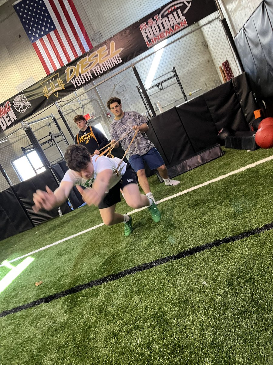 SalomonDLcoach's tweet photo. 10 am worked to correct their first step for forward movement and leverage for block destruction 💪 and how to execute a proper rip 💪 for pass rush 👊 

@MasonHigh10 @JosephReiff @JacobWyroba @Grant9317 @Alexpasquale50 @FISTFootball @CoachSaboFIST @thelineshowcase https://t.co/1BJfPdhrUv