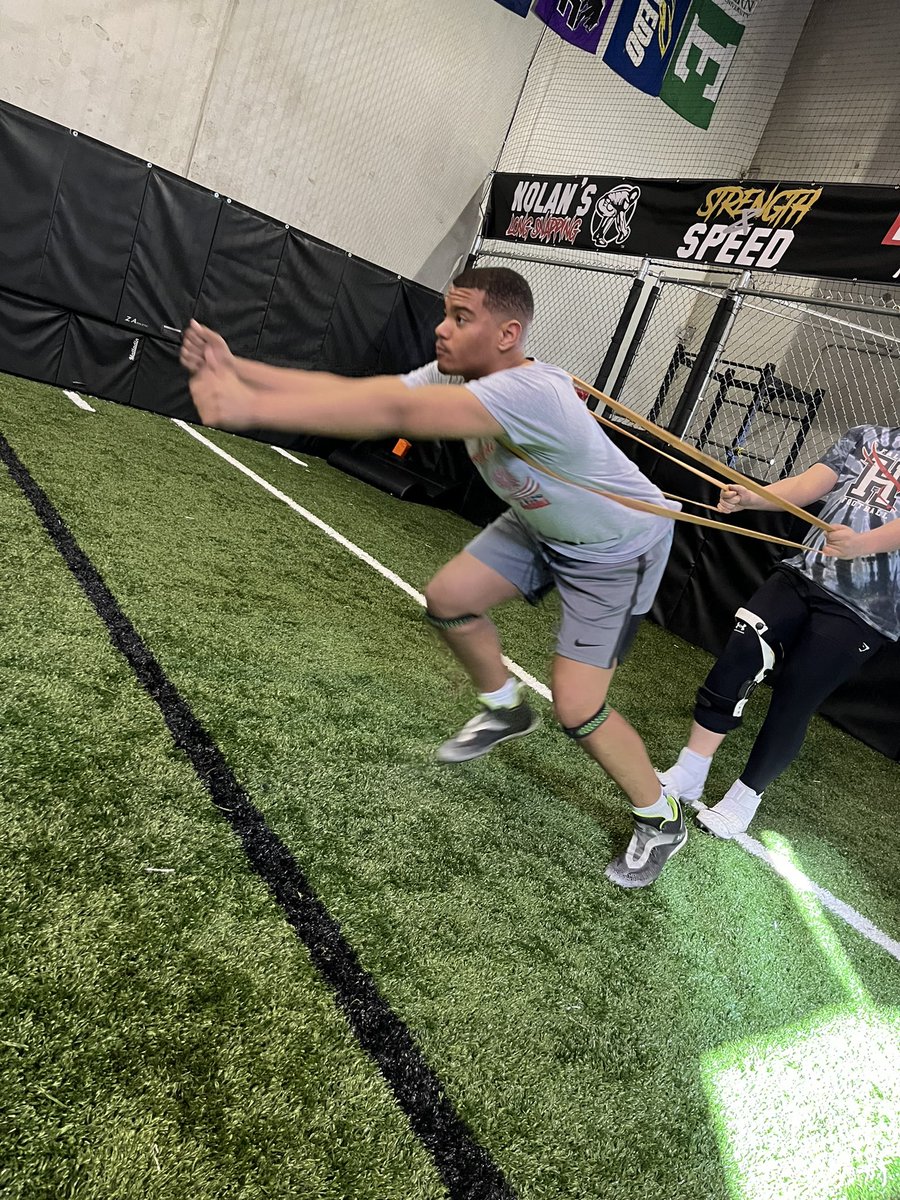 SalomonDLcoach's tweet photo. 10 am worked to correct their first step for forward movement and leverage for block destruction 💪 and how to execute a proper rip 💪 for pass rush 👊 

@MasonHigh10 @JosephReiff @JacobWyroba @Grant9317 @Alexpasquale50 @FISTFootball @CoachSaboFIST @thelineshowcase https://t.co/1BJfPdhrUv
