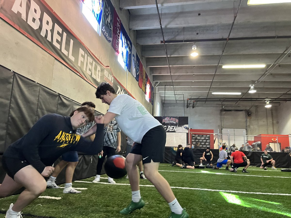 SalomonDLcoach's tweet photo. 10 am worked to correct their first step for forward movement and leverage for block destruction 💪 and how to execute a proper rip 💪 for pass rush 👊 

@MasonHigh10 @JosephReiff @JacobWyroba @Grant9317 @Alexpasquale50 @FISTFootball @CoachSaboFIST @thelineshowcase https://t.co/1BJfPdhrUv