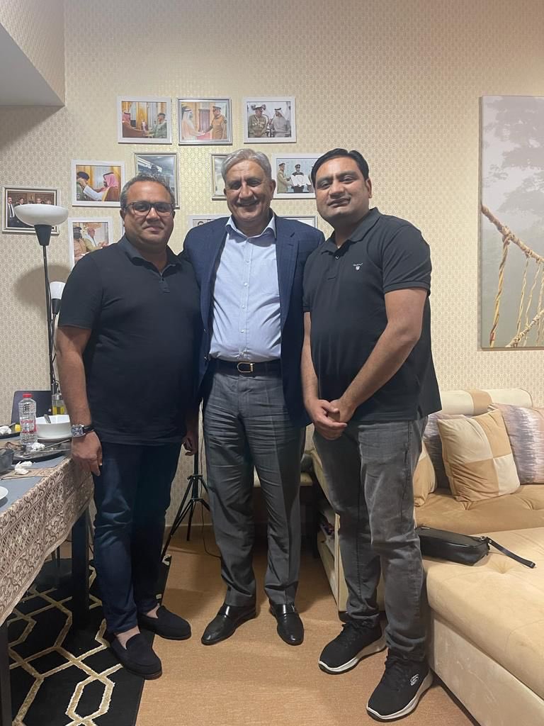 hamzashamsi6's tweet photo. Our Ex Army chief with Indian property dealers in #Dubai #Bajwa #corrupt https://t.co/pJfeZ3hSPf