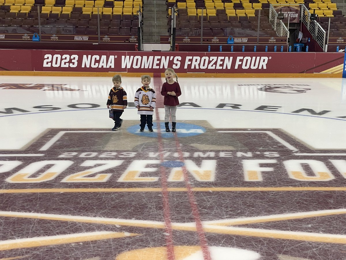 abbeystrong's tweet photo. #wfrozenfour Future Frozen Four participants https://t.co/xGLRiSg1Bx
