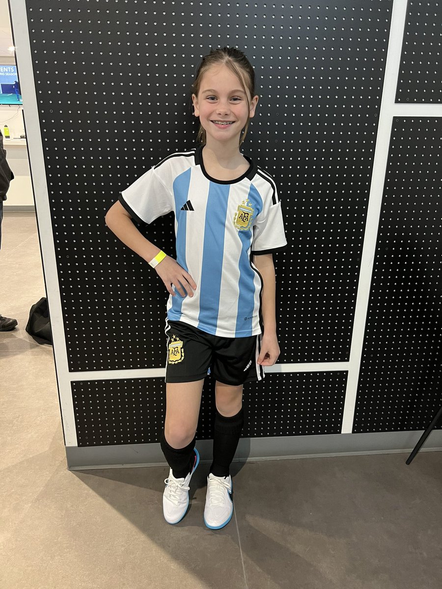 SFGiantsChica's tweet photo. My 9 piece chicken McNugget #KateRenee is starting her first indoor soccer league today! #VamosArgentina 🇦🇷⚽️ https://t.co/Ml7GtzZH0p