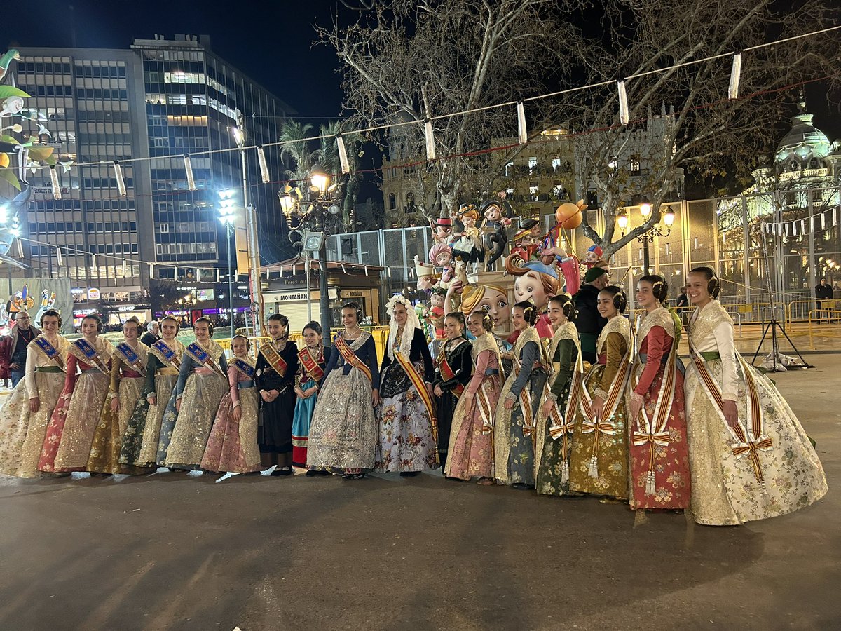 AjuntamentVLC's tweet photo. 🔥 La #Cremà23 de la #FallaMunicipal, Infantil, ‘Valencians en dansa’ 🩰 de Ceballos i Sanabria 🖌️, està a punt de començar. 🧨 T’esperem! #Falles23 #SomFoc #SomPatrimoni https://t.co/9QnScwU9JI