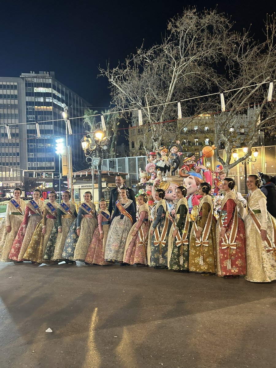 AjuntamentVLC's tweet photo. 🔥 La #Cremà23 de la #FallaMunicipal, Infantil, ‘Valencians en dansa’ 🩰 de Ceballos i Sanabria 🖌️, està a punt de començar. 🧨 T’esperem! #Falles23 #SomFoc #SomPatrimoni https://t.co/9QnScwU9JI