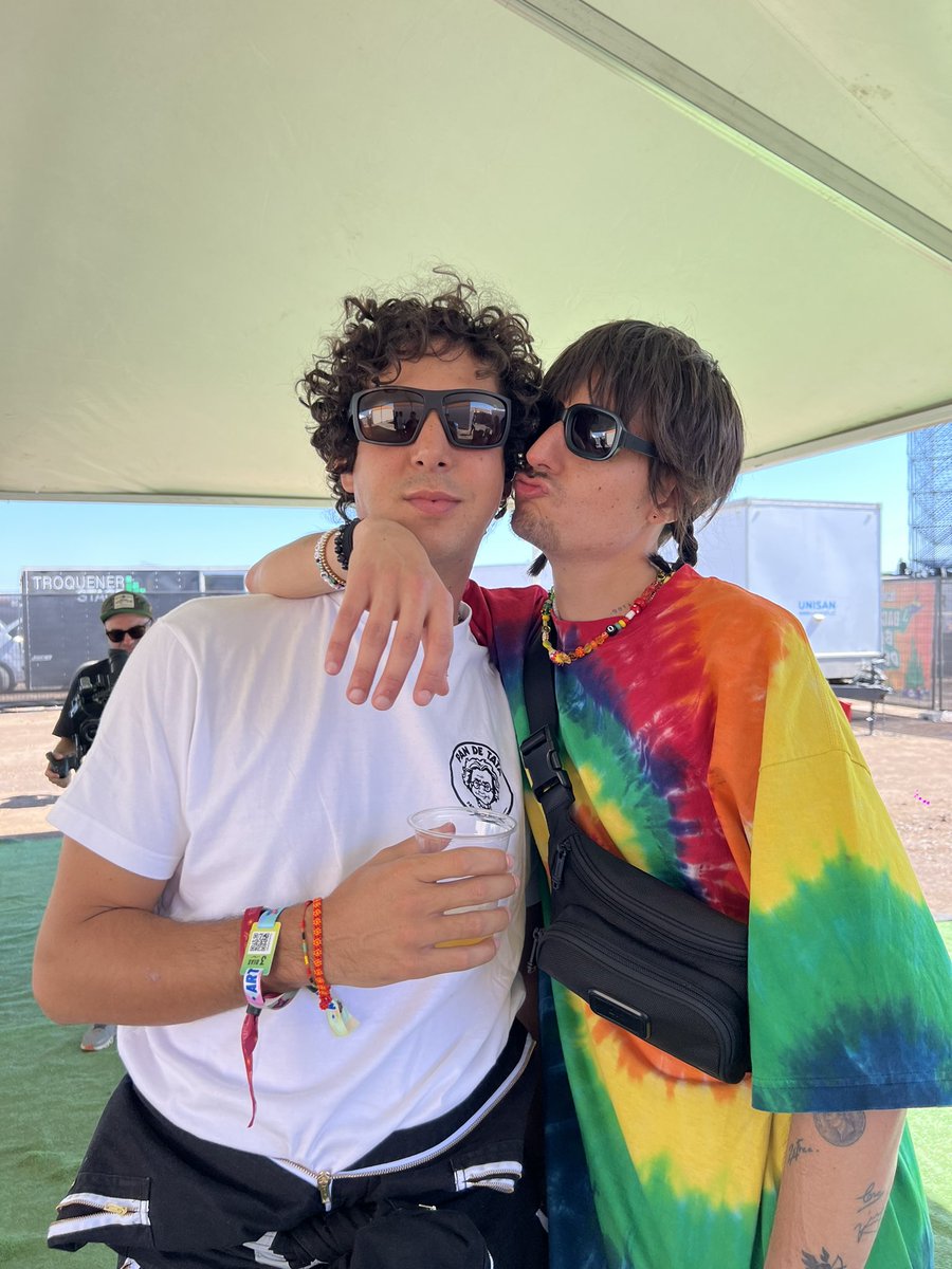 Dannocean's tweet photo. Ayer en el Lolla le dije a Beto que si nos dábamos un piquito en la tarima reventabamos y BINIKINI se iba viral...pero se cago. https://t.co/9JCwqLowvI