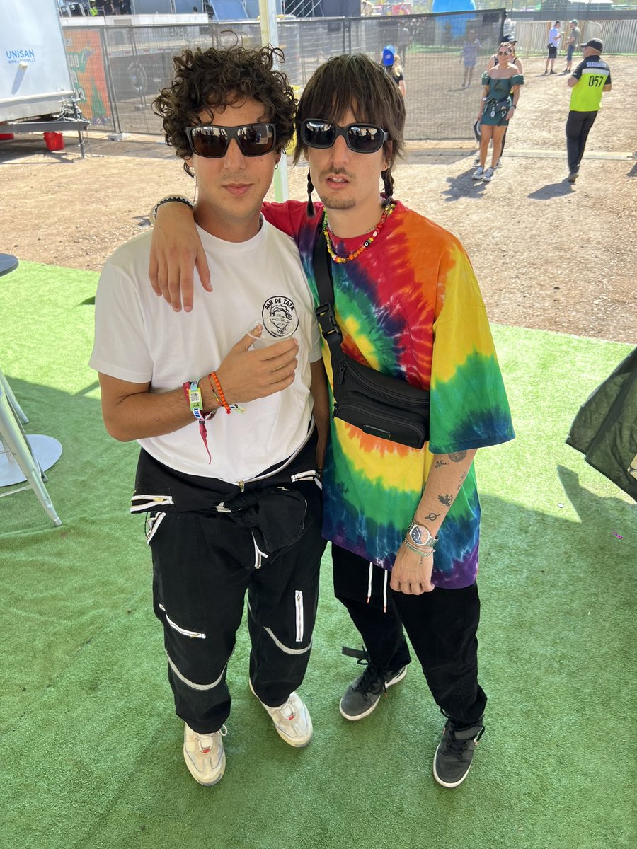 Dannocean's tweet photo. Ayer en el Lolla le dije a Beto que si nos dábamos un piquito en la tarima reventabamos y BINIKINI se iba viral...pero se cago. https://t.co/9JCwqLowvI