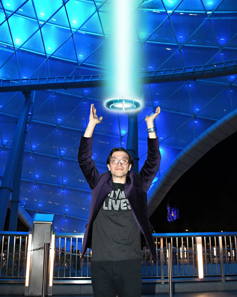 MrControversy83's tweet photo. Is #TRONLightcycleRun worth the Disney PhotoPass at @DisneyParks? I don't know...you tell me. (Yes. Yes it is.) #MikerMouseClub #IFightForTheUser #EndOfLine https://t.co/af0bUWT8yz