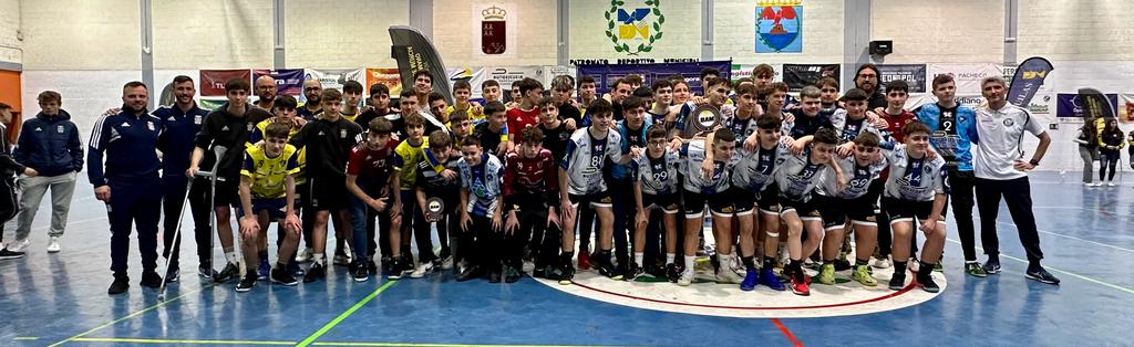 CBMBullense's tweet photo. Enhorabuena a @CBMAGUILAS por el título y por el nivel de balonmano. También destacar a @FCCartagenaCAB (3° clasificado) y @ADEliocroca (4° clasificado).
Destacar a nuestra afición, que una vez arropó a los chicos de principio a fin.
#Balonmano #Bullense #Bullas #Cantera https://t.co/R3FBpojT8H