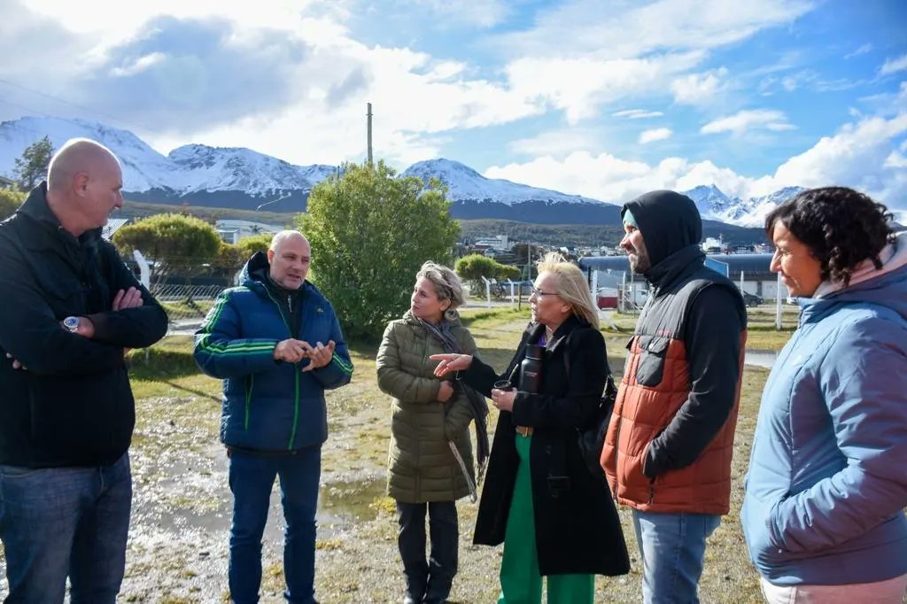 imdushuaia's tweet photo. 🗣RECORRIDO POR LA CANCHA DE CÉSPED SINTÉTICO HUGO LUMBRERAS 🏟

📍El miércoles por la tarde, acompañados por María Luisa Lumbreras y Victoria Natalia Talavera, hija y nieta de Don Hugo Lumbreras, recorrimos el 🏟 Estadio Municipal.
@WalterVuotoTDF @UshuaiaMuni https://t.co/mp1mgwgoRL