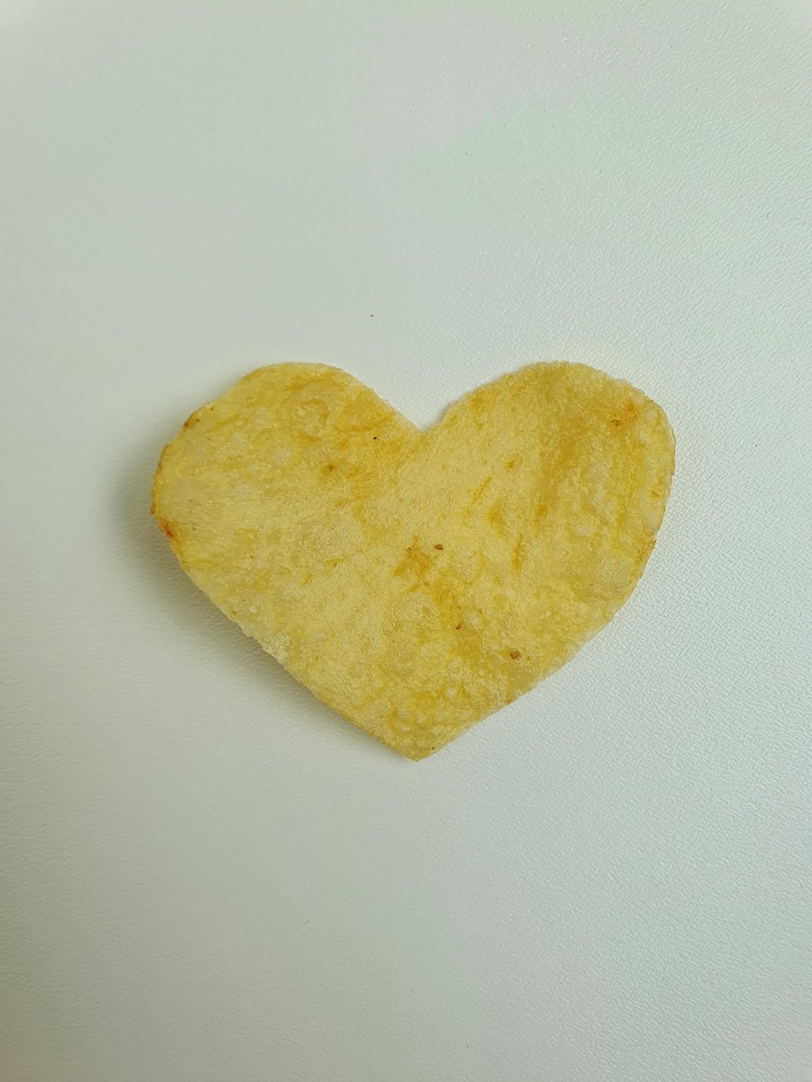 Angelisawizard's tweet photo. :3 Cute lil heart crisp!  #lovefromwalkers @walkers_crisps https://t.co/DVwabSju0W