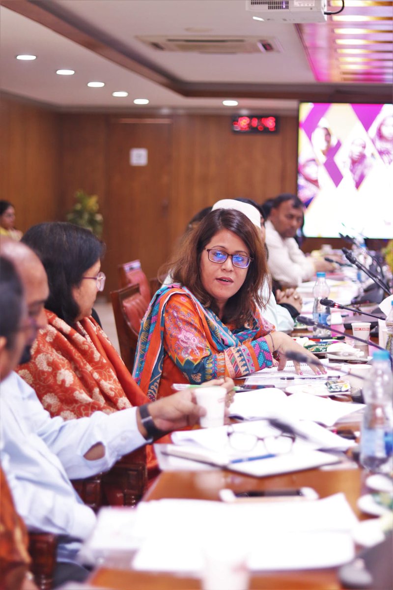 NazmunRatna's tweet photo. Working for #Inclusive Migration Policy for #WMWs: presenting our work on #WEMI with policymakers, #ILO, #IOM, #UNWomen, #SDC, #tradeUnionists, #NGOs. Thanks to @CEDILProgramme; @MenonRadhi whose words in 2020 challenged me to think beyond academia! @MuznaAlvi @FCDOGovUK https://t.co/HA5cxN43Y0