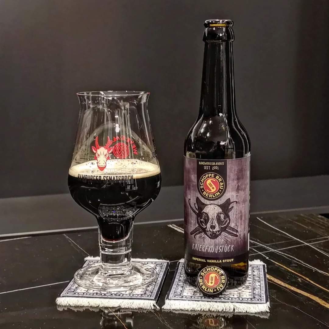 brunnenbraeu's tweet photo. Schoppe Bräu - Katerfrühstück - Imperial Vanilla Stout [2019 - fast 4 Jahre alt] (****) 10,0%

#beeronthecarpet

#schoppymän #schoppebräu #schoppebräuberlin #katerfrühstück #imperialvanillastout #imperialstout #vanillastout #stout https://t.co/ha8zMsZ3fl