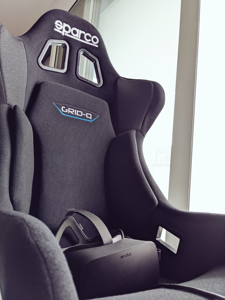 Phant982's tweet photo. Was macht man wenn man am Sonntagabend nach 1,5h Autofahren zu Hause ankommt? Richtig VR Headset auf und ab hinters Lenkrad.
#cars4life #racing https://t.co/ez45iC1tHU