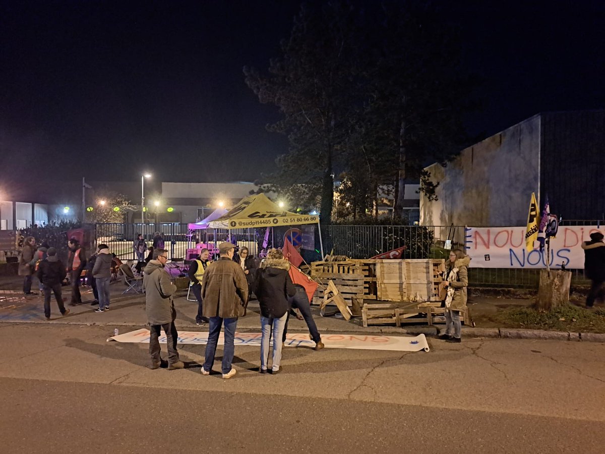 sudptt4485's tweet photo. #LaPoste #Nantes la 4ème nuit de blocage de la #PIC44 s'organise. On débat, on motive les collègues à nous rejoindre, la solidarité bat son plein #OnTientLeLieu
#ReformeDesRetraites https://t.co/7ymBWBgyAV