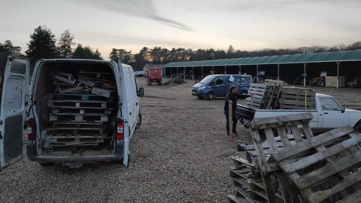 sudptt4485's tweet photo. #LaPoste #Nantes la 4ème nuit de blocage de la #PIC44 s'organise. On débat, on motive les collègues à nous rejoindre, la solidarité bat son plein #OnTientLeLieu
#ReformeDesRetraites https://t.co/7ymBWBgyAV