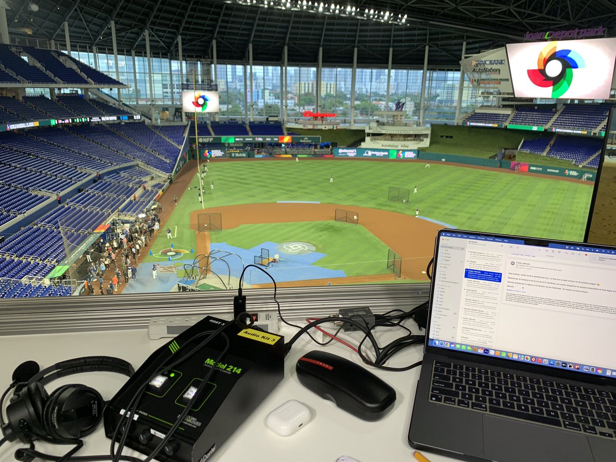 carlitosalvarez's tweet photo. Mi oficina hoy! 🇨🇺 vs 🇺🇸 por @foxdeportes!!!! #worldbaseballclassic 👍🏾⚾️😉 https://t.co/iEjmR6kXqT