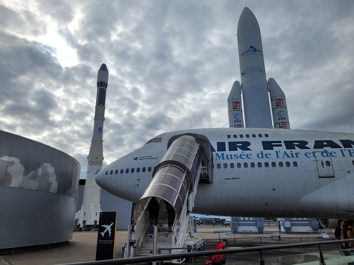 MichaelCouybes's tweet photo. Repérage sur l'aéroport de #ParisLeBourget à 3 mois du @salondubourget #SIAE, à l'occasion d'un déj familial au #MonumentCafé #Lhélice, au contact du #Boeing747 et d'#Arianespace ✈️🚀
🗓 RV le 23/06 pour une journée #emploi #handicap dans l'#aéro #Hanvol. Le mag #Être y sera👍😉 https://t.co/new9wtlCKv