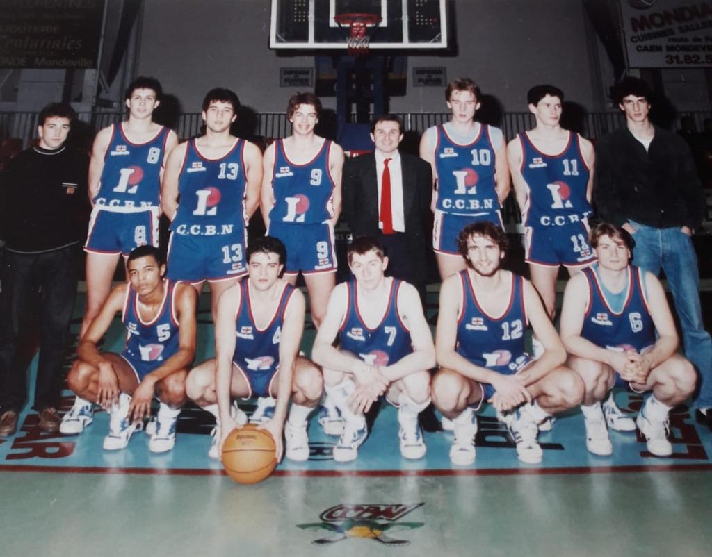 StephanPerichon's tweet photo. Quand une copine t'envoie  un souvenir presque oublié... Championnat de France 🏀 🏀 🏀 Espoir ProA 1988-1989 😯😀 https://t.co/SDPexZZkSe