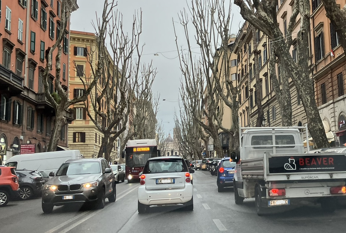 test Twitter Media - In 10 anni via Merulana non è mai stata a doppia corsia di scorrimento.
Dalla chiusura di via dei Fori Imperiali, che richiese modifiche anche in via Merulana per l’accresciuto traffico, quest’ultima è rimasta a corsia unica a causa dei veicoli in sosta
#Roma #fotodelgiorno https://t.co/c3TX56PNmm