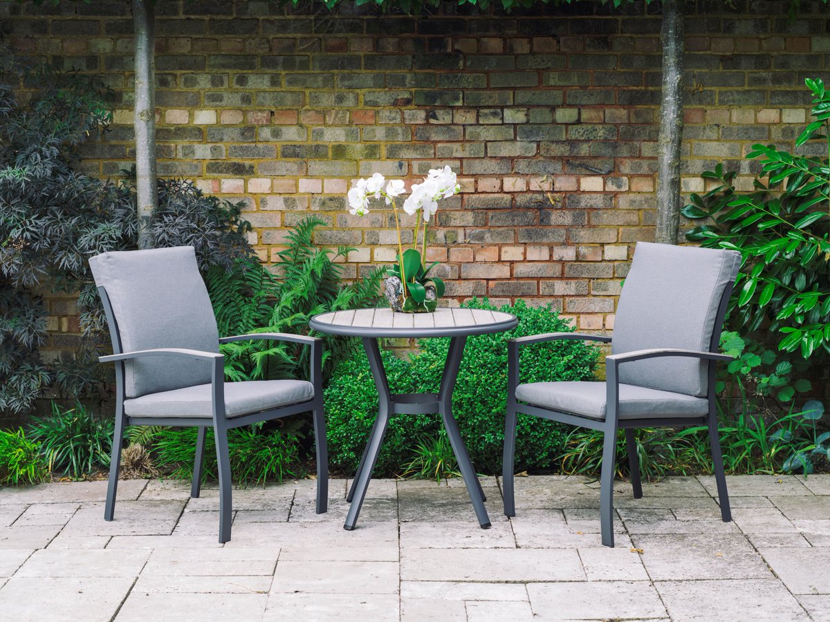 A classic look to turn your garden into a more social space☕️ 

📸Turin Bistro Set  

#outdoorliving #furniture #lgoutdoor #bistroset