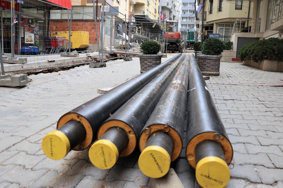 albanzogaj's tweet photo. Punë çdo ditë të javës! Bravo ekipit të Ngrohtores së Qytetit Termokos ... gjatë kësaj vere do të vazhdojmë me zgjerim të rrjetit, disa lagje i kemi prioritet! 

#Termokos #Kryeqyteti https://t.co/SNmGVysoYm
