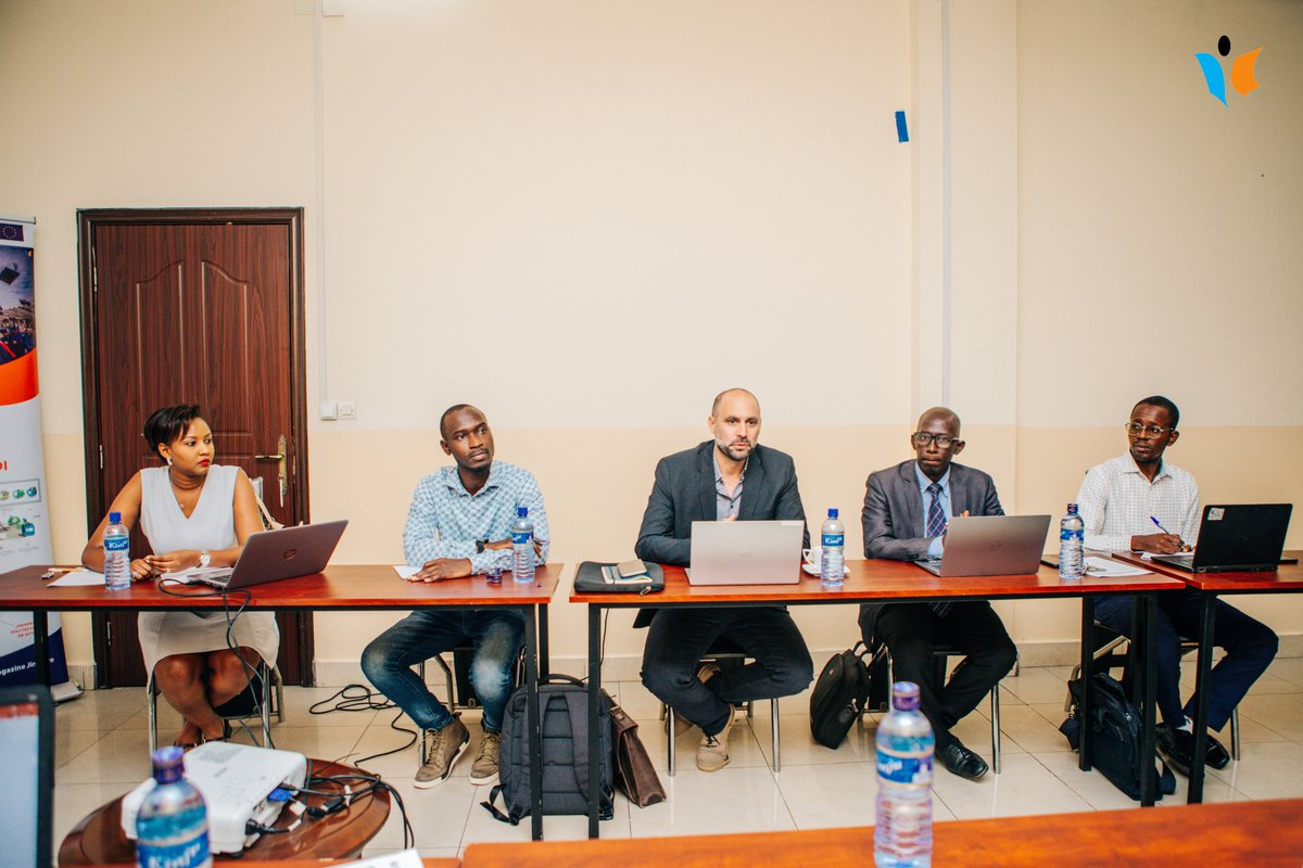 MagazineJimbere's tweet image. 🧱 Francesco Straniero de l'@UEauBurundi: "Les espaces #IdeasBox offrent aux #jeunes au #Burundi une #information et des astuces de #formation de qualité, qui leur permettent d'entrer en compétition avec les milliers d'autres candidatures à travers le monde visant @EUErasmusPlus"