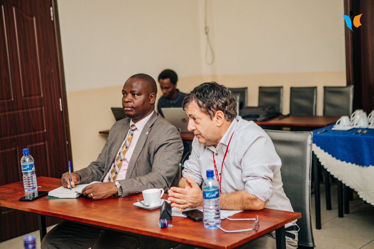 MagazineJimbere's tweet image. 🧱 Francesco Straniero de l'@UEauBurundi: "Les espaces #IdeasBox offrent aux #jeunes au #Burundi une #information et des astuces de #formation de qualité, qui leur permettent d'entrer en compétition avec les milliers d'autres candidatures à travers le monde visant @EUErasmusPlus"