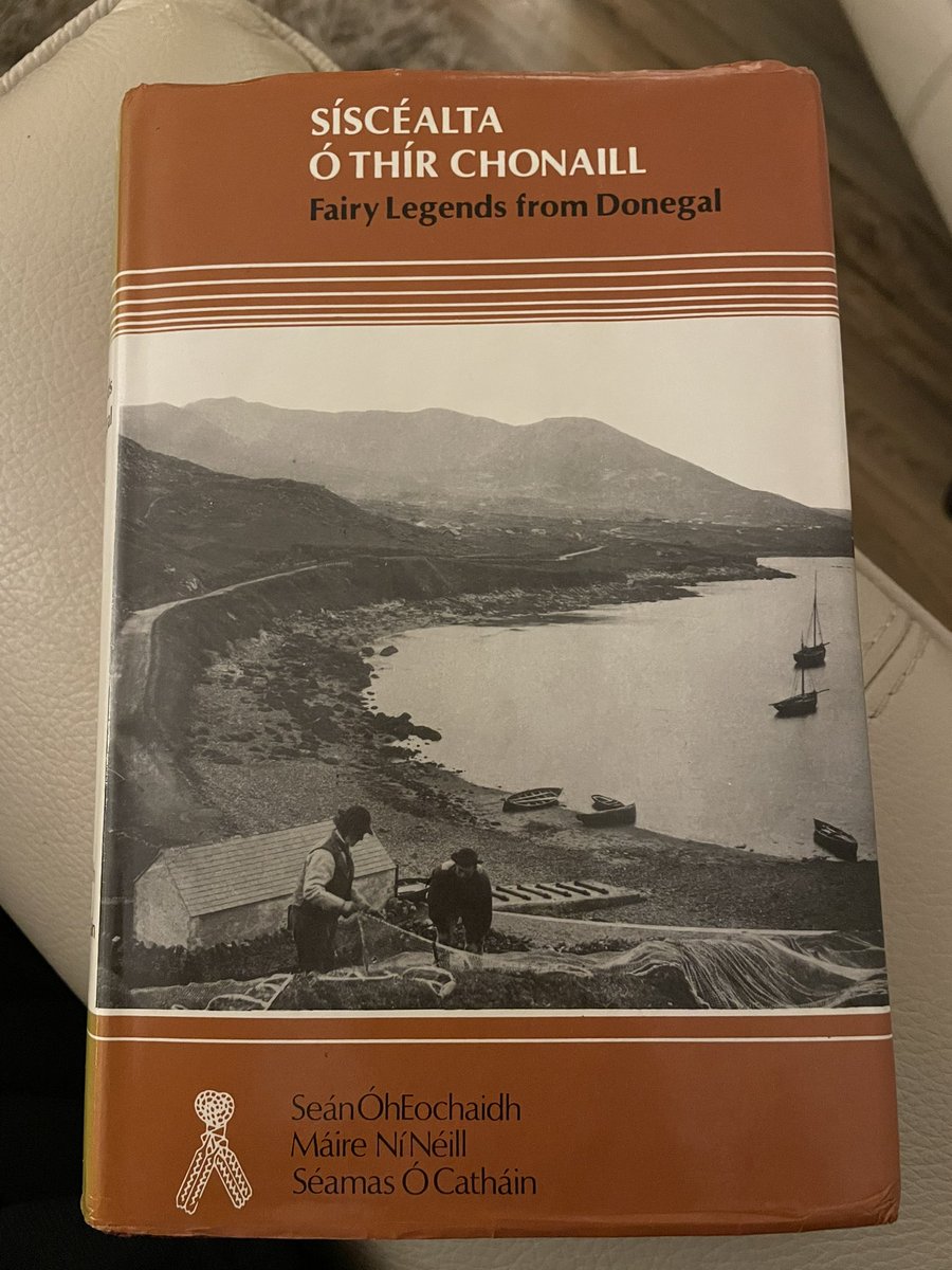 ohogain95's tweet photo. Is fada mé sa tóir ar an leabhar seo: Síscéalta ó Thír Chonaill le Seán Ó hEochaidh. Is mé a bhí sásta nuair a chonaic mé le déanaí go raibh sé ar díol agus é sínithe ag Ó hEochaidh. Ceannaiste ar an phointe boise, obvs #seoid https://t.co/D8qrjGHkKS