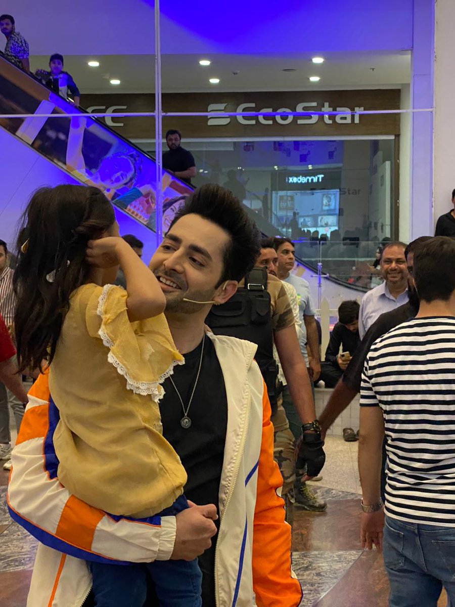 SeharSHasan's tweet photo. Danish Taimoor spreading smiles and happiness 😍
#BOLGameShow https://t.co/Qyw2ehihwO