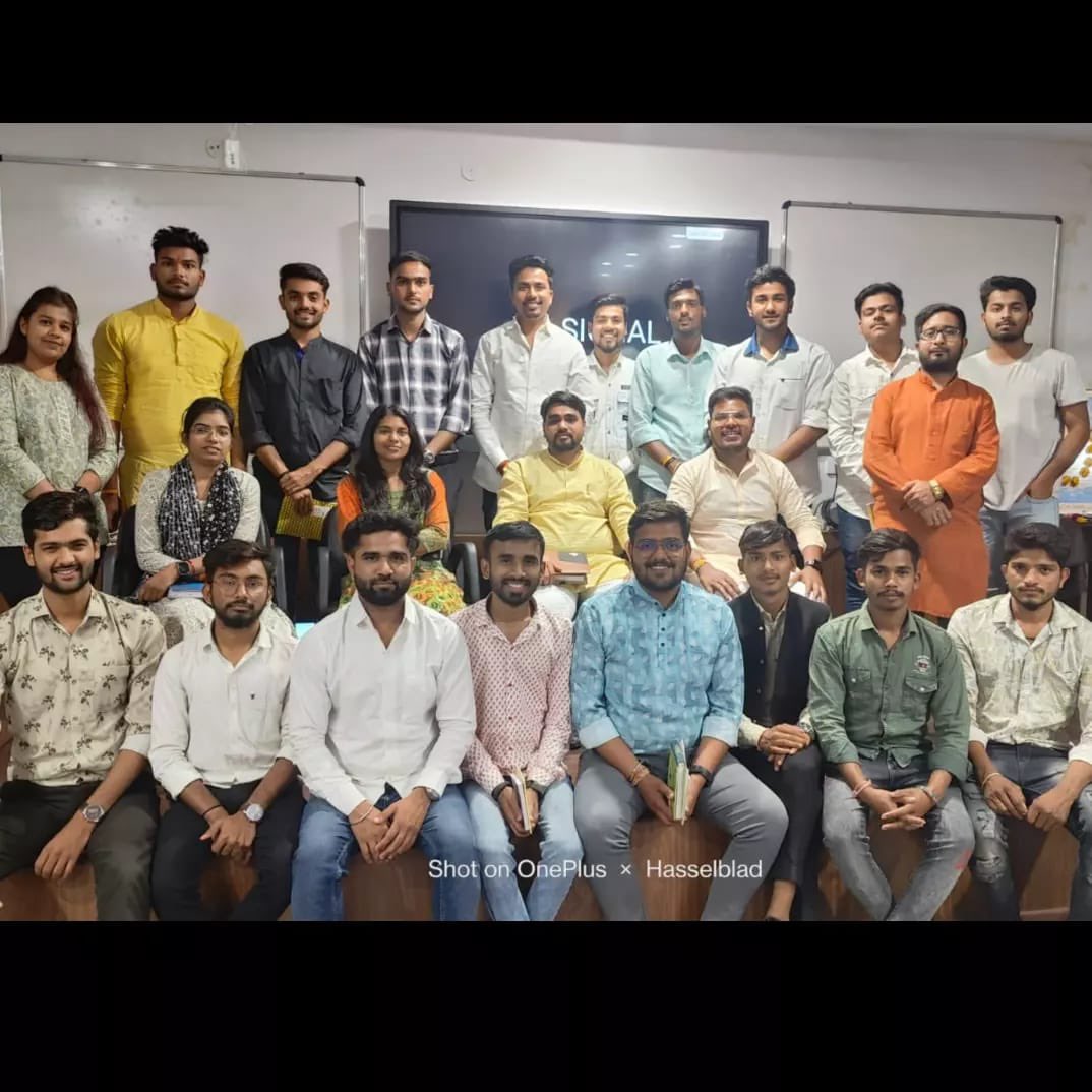 abvpmalwa_mp's tweet photo. .@Sfd_Malwa की बैठक आज इंदौर में सम्पन्न हुई। बैठक में प्रांत संगठन मंत्री @nileshsolanki_1 का मार्गदर्शन प्राप्त हुआ, साथ ही SFD की राष्ट्रीय सह सयोजक मंगला टेकाम उपस्थित रहे।

@ABVPVoice @SFDIndiaOrg https://t.co/WSRNNF51HX