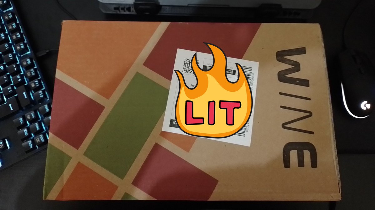 thornske's tweet photo. simplesmente acabou de chegar a winebox que o flecha mandou pra mim, estou deveras feliz, como sou mimadinha https://t.co/ZCjf9hLvqy
