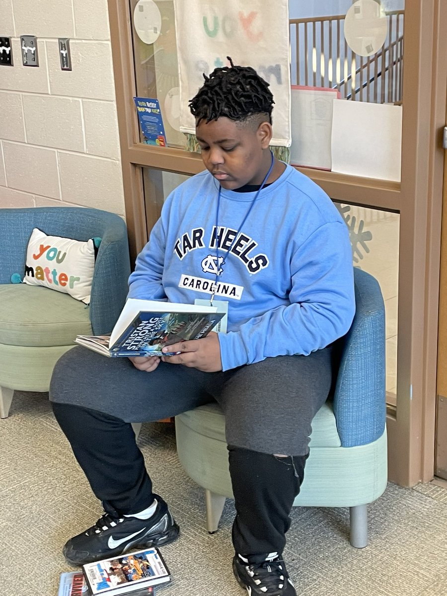 NESlibrary's tweet photo. It’s always a good day to visit the Northside Library! @NorthsideES ❤️📚❤️#ReadingJoy #BookAccessMatters #CHCCSLibraries #fREADom https://t.co/emomSjFThk
