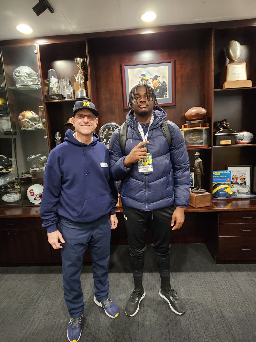 TheDCMayo's tweet photo. Had a great two days at THE University of Michigan. Most definitely will be back!!!! @CoachMikeElston @CoachJim4UM @EJHollandOn3 @KrisJenkinsJr1 @ChadSimmons_ https://t.co/EWNef2tQj9