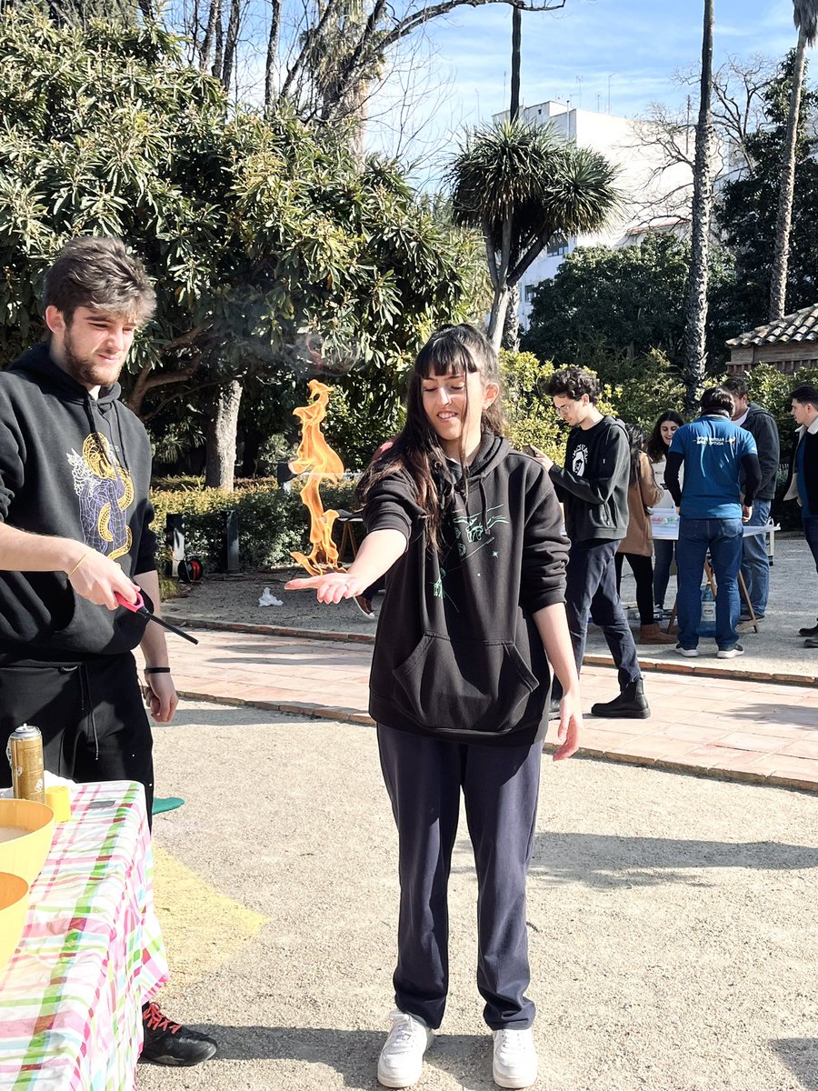 Physics_League's tweet photo. Hoy os traemos algunas de las fotos de la feria realizada el pasado 25 de febrero en el @JardiBotanicUV, junto con nuestros amigos @photonets_uv y @opticscastello, y el @IFICorpuscular. https://t.co/r6f0EZa4j1
