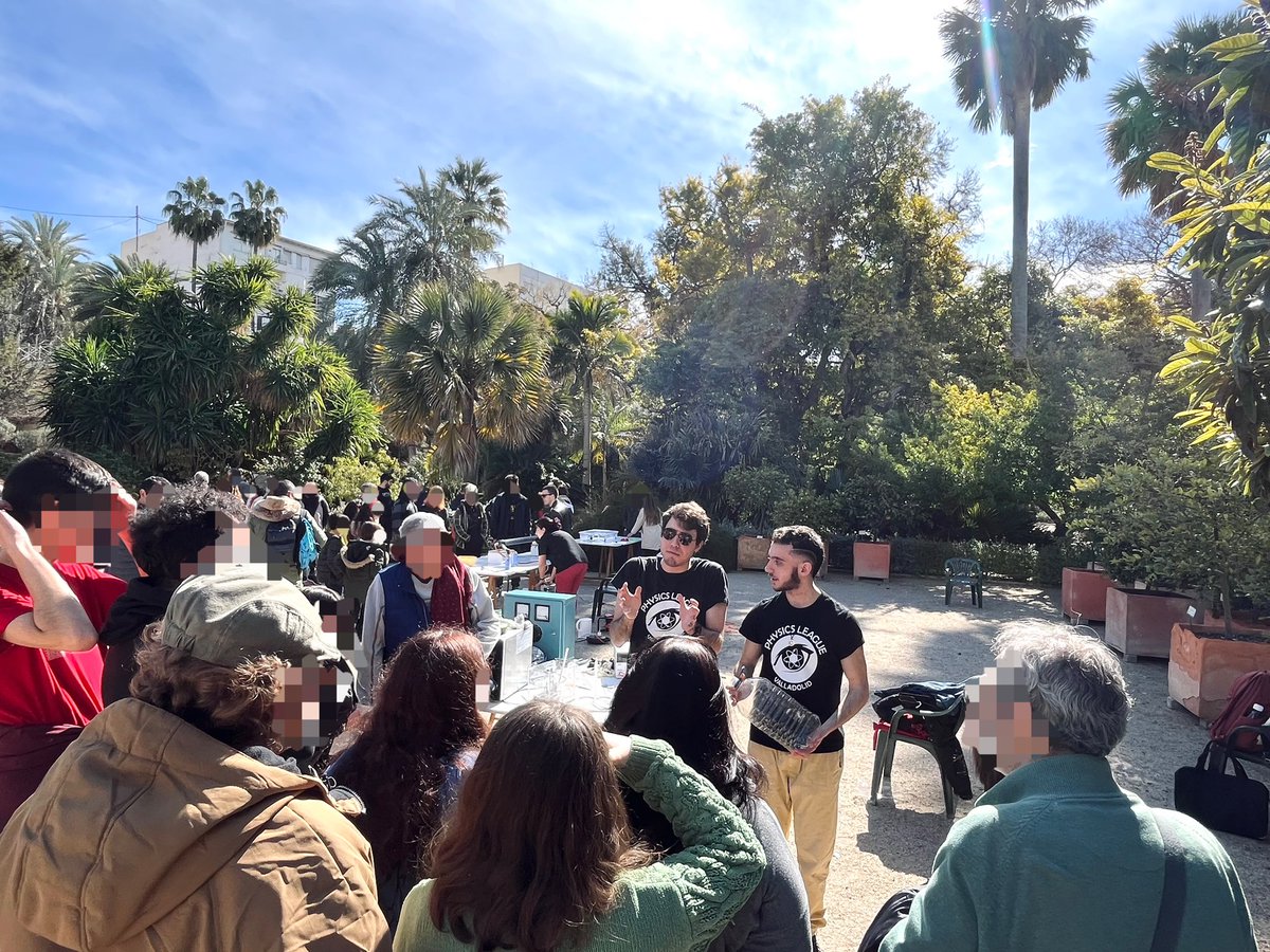 Physics_League's tweet photo. Hoy os traemos algunas de las fotos de la feria realizada el pasado 25 de febrero en el @JardiBotanicUV, junto con nuestros amigos @photonets_uv y @opticscastello, y el @IFICorpuscular. https://t.co/r6f0EZa4j1