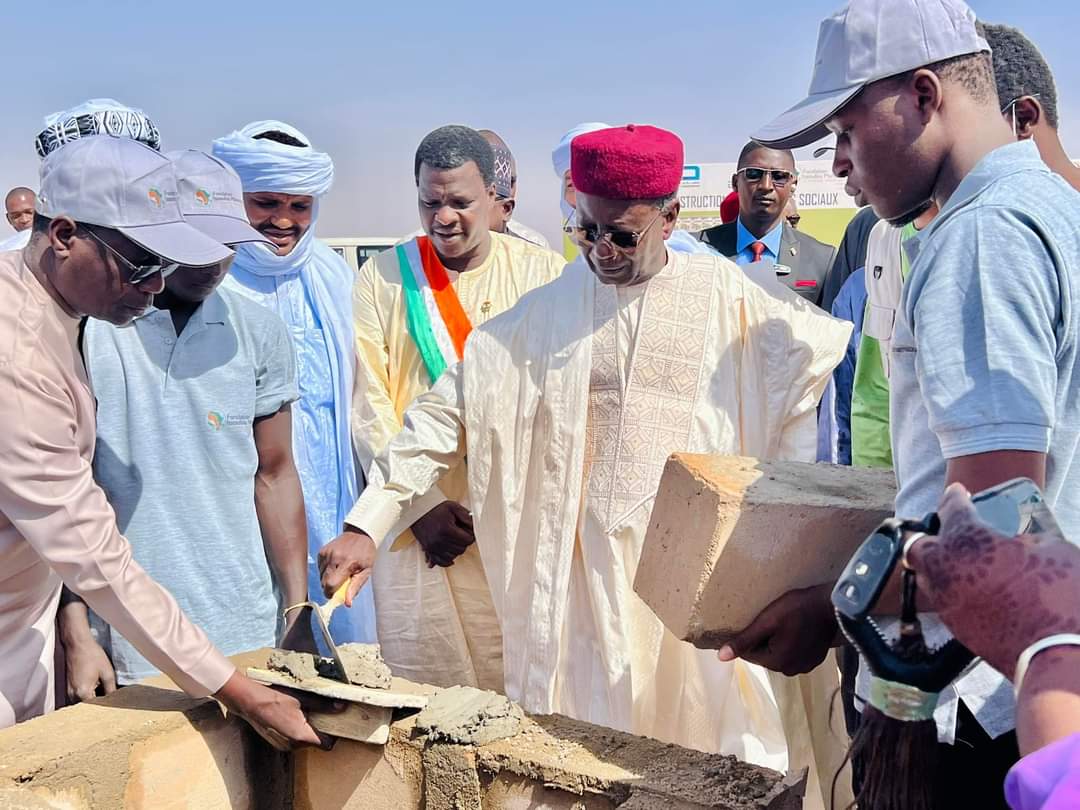 ToudaKaka's tweet photo. Au #Niger, dans la rég° de #Tillaberi, la Fondation Issoufou Mahamadou (FIM), par le biais de son V-Prdt Foumakoye G, a procédé ce 19 mars 2023, à la pose de la 1ère pierre des travaux de construction d’une cité au profit des populations de #Bangoula avec son partenaire #AASH. https://t.co/iN8tZzm45i