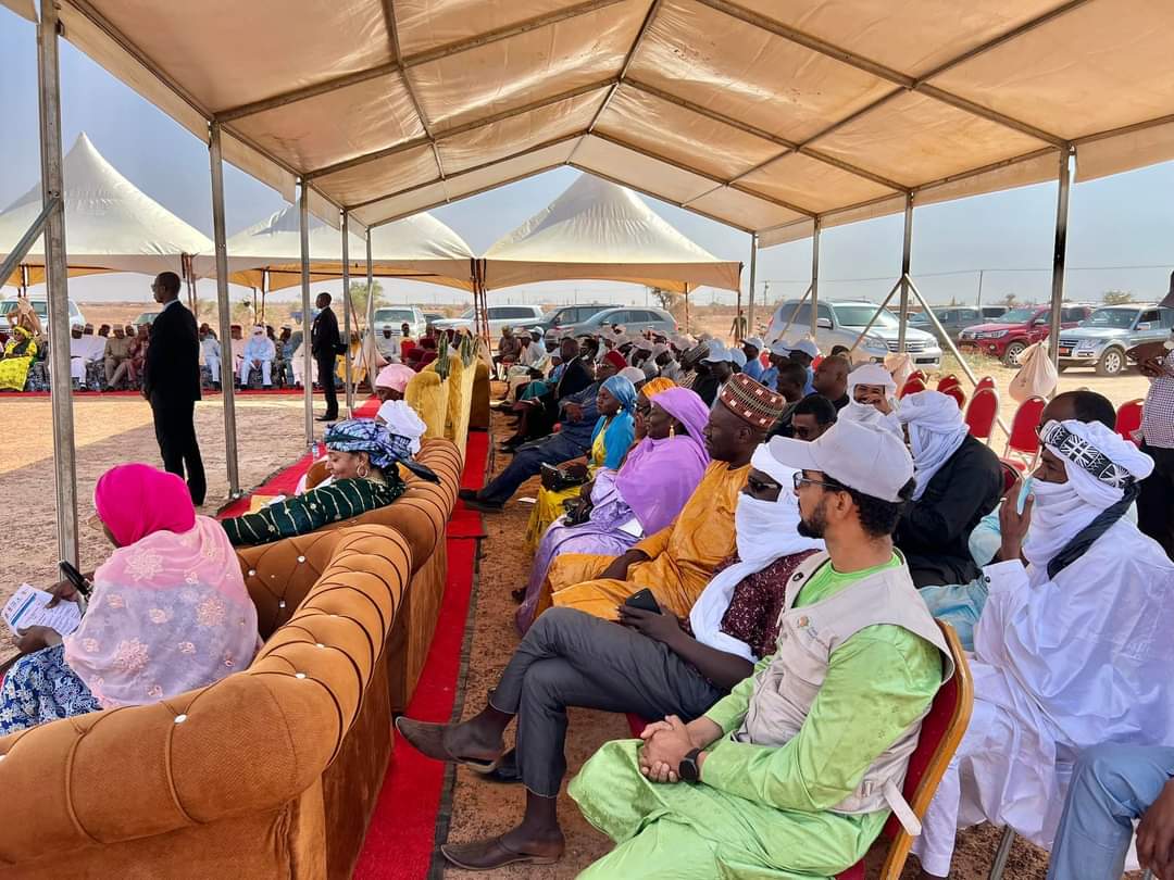 ToudaKaka's tweet photo. Au #Niger, dans la rég° de #Tillaberi, la Fondation Issoufou Mahamadou (FIM), par le biais de son V-Prdt Foumakoye G, a procédé ce 19 mars 2023, à la pose de la 1ère pierre des travaux de construction d’une cité au profit des populations de #Bangoula avec son partenaire #AASH. https://t.co/iN8tZzm45i