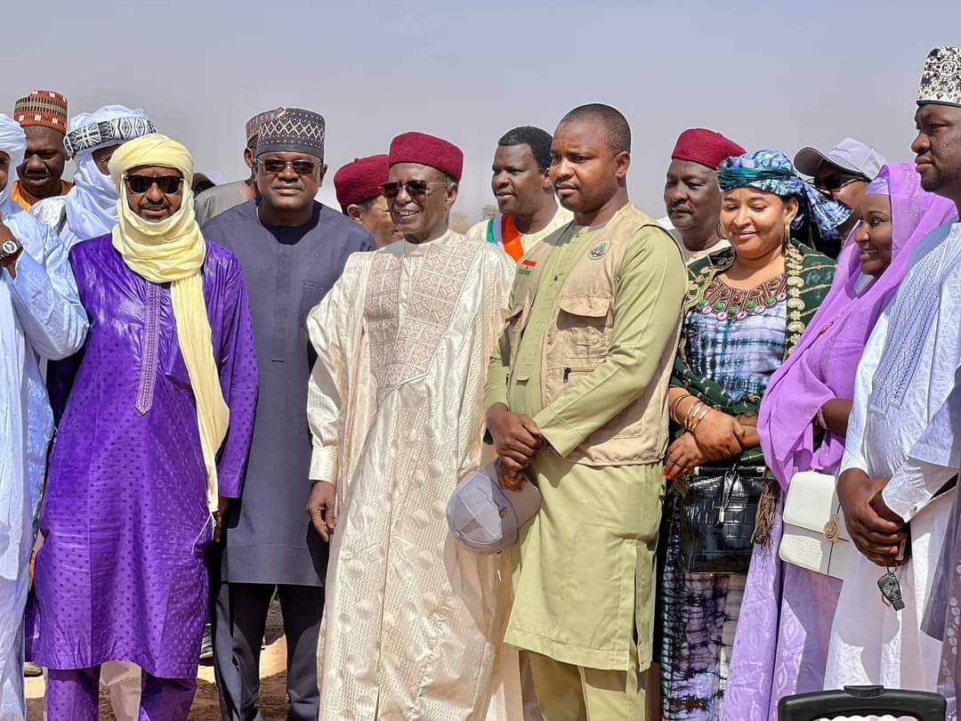 ToudaKaka's tweet photo. Au #Niger, dans la rég° de #Tillaberi, la Fondation Issoufou Mahamadou (FIM), par le biais de son V-Prdt Foumakoye G, a procédé ce 19 mars 2023, à la pose de la 1ère pierre des travaux de construction d’une cité au profit des populations de #Bangoula avec son partenaire #AASH. https://t.co/iN8tZzm45i