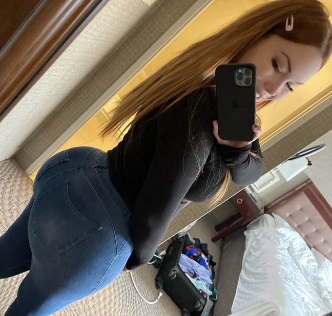 Jeans or bikini?   https://t.co/aRh1dEGJAF https://t.co/E7pZm25es9