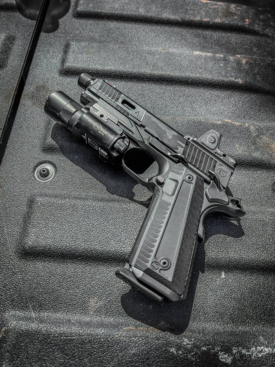 Silver_wolfUS's tweet photo. @NighthawkCustom making Sunday carry super classy! https://t.co/sEFVEzkDdB