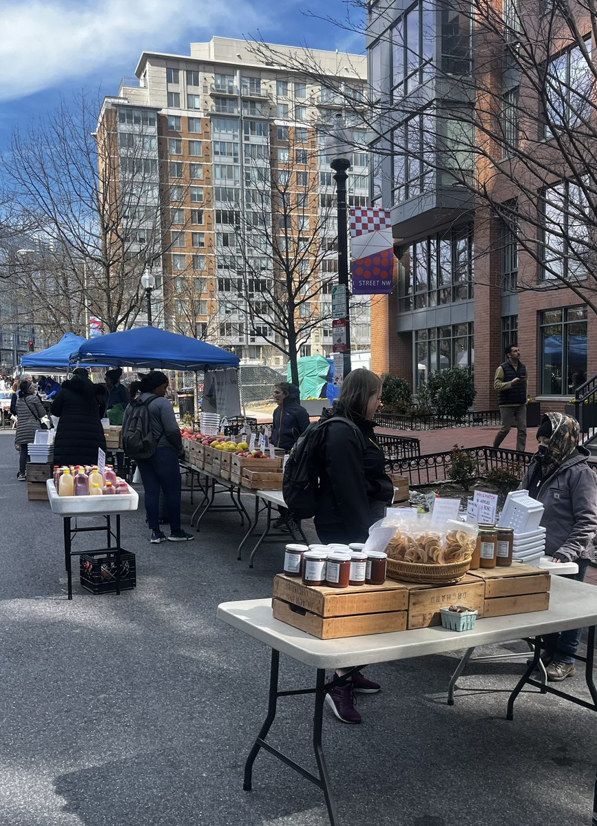 h3projectdc's tweet photo. ⚫️🟡Outreach is not just about engaging with those experiencing homelessness, but also members of the community to educate them on when and how to help and provide resources @MVTCID @FRESHFARMDC 🟡⚫️ #outreach #h3project #homelesslivesmatter #mvt #mvtcid #freshfarmmvt https://t.co/zWyBkSNvS9