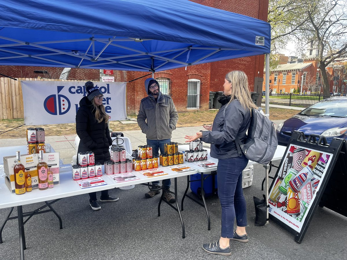 h3projectdc's tweet photo. ⚫️🟡Outreach is not just about engaging with those experiencing homelessness, but also members of the community to educate them on when and how to help and provide resources @MVTCID @FRESHFARMDC 🟡⚫️ #outreach #h3project #homelesslivesmatter #mvt #mvtcid #freshfarmmvt https://t.co/zWyBkSNvS9