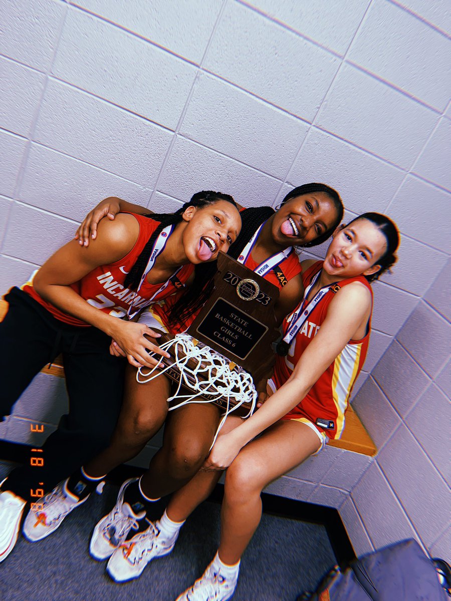 zoebest33's tweet photo. CHAMPS… and 100 consecutive wins!!! @iwa_hoops Couldn’t have asked for a better szn, I love this team.❤️ https://t.co/ZvZnihsQk8