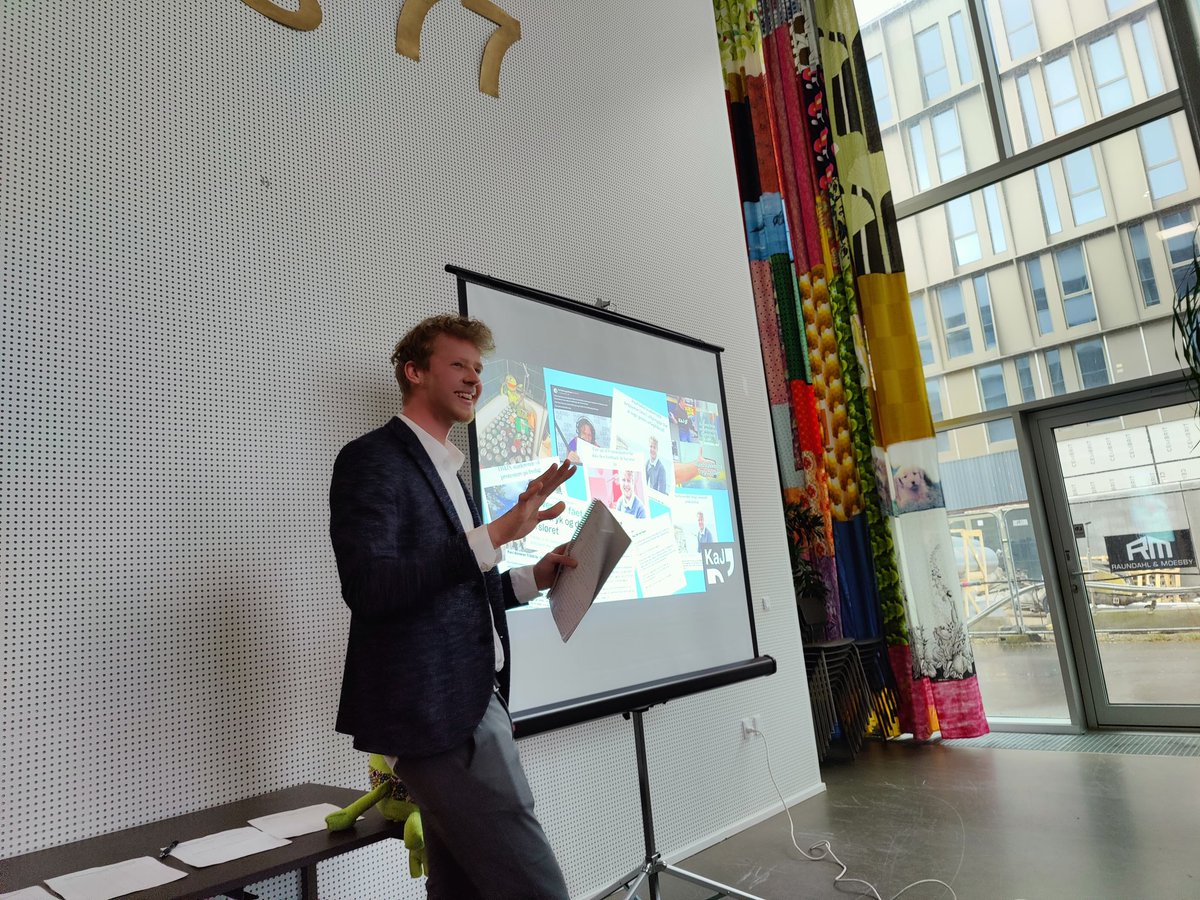 I går holdte vi generalforsamling i <a href="/HejfraKaJ/">KaJ, Kommunikations- og Journaliststuderende</a>, hvor jeg sagde de sidste ord som formand. Faklen er nu givet videre til <a href="/gustavcholody/">Gustav Cholody</a> - tillykke med valget! Et stort tak til alle der har været med til at gøre KaJ endnu bedre. Det var en fornøjelse!
