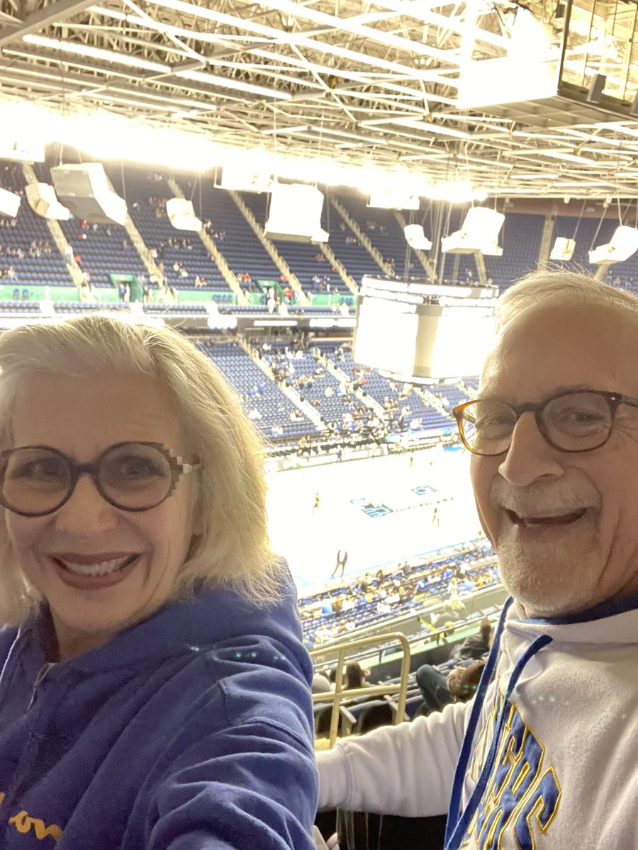 HammerKenda's tweet photo. #mmselfie #H2P @BasketballPitt In our #GreensboroColiseumComplex seats!! Awesome view and lots of friendly folks. Pinching ourselves ๐๐๐ https://t.co/581w08VzED