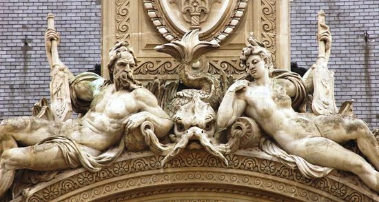 Jules Franceschi 1825 -1893 sculpteur, oeuvres : Fourcroy et Marie Thérèse Geoffrin sur la façade de l'Hôtel de Ville de Paris avec lui son frère Paul Franceschi 1828-1894 sculpteur également