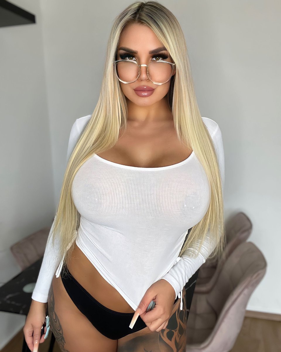 Uk Tv Babes & Models on Twitter "RT KaryMel0 Me or ps5? 🫶🏼"