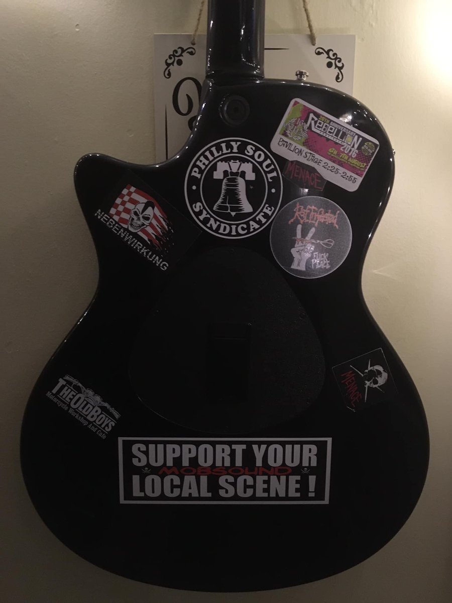 chickenjoeyaboi's tweet photo. I know nobody follows me on here but if you’re in the bmouth area and you see this guitar (Taylor T5) then please let me know https://t.co/BB3goSCKRQ